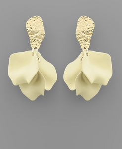 Wavy Oval Petal Dangle Earrings